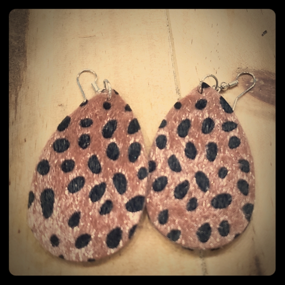 Womens Teardrop Earings never worn
